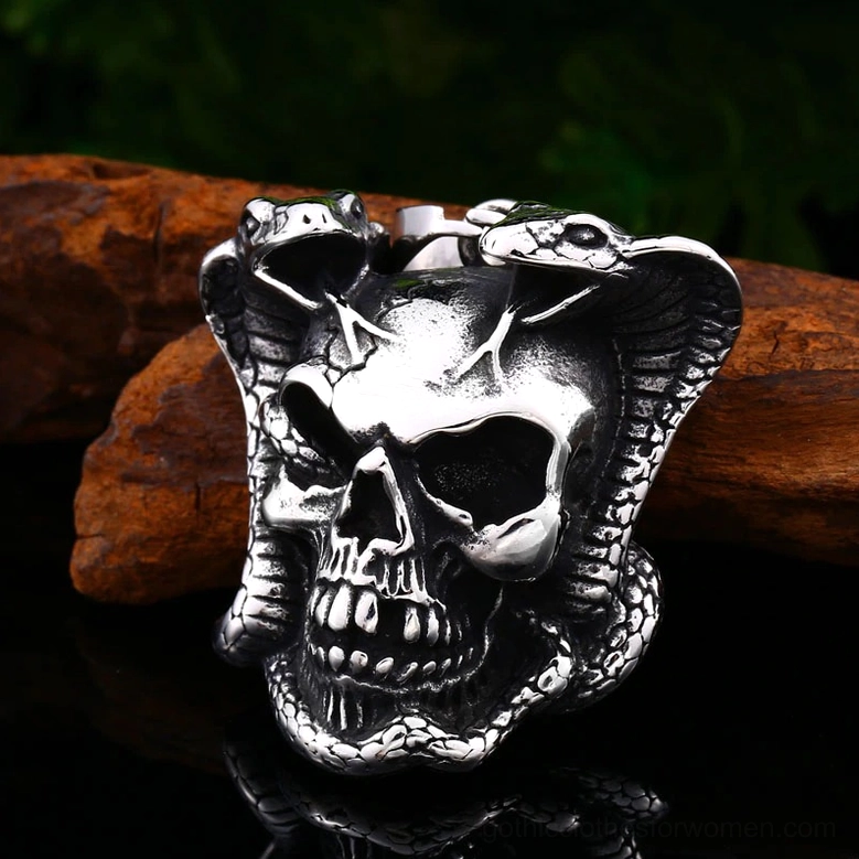 Close-up cobra skull pendant - detailed vintage silver finish with intricate skull features and dark gothic aesthetic