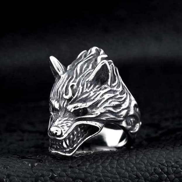 Angry wolf head gothic ring with sharp teeth and realistic fur details - vintage silver metal jewelry