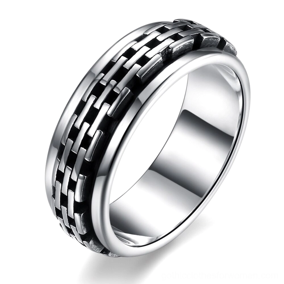 Vintage sterling silver gothic chain biker ring with rotating chain motif, S925 hallmark, three-quarter view close-up showing intricate link pattern and two-tone finish
