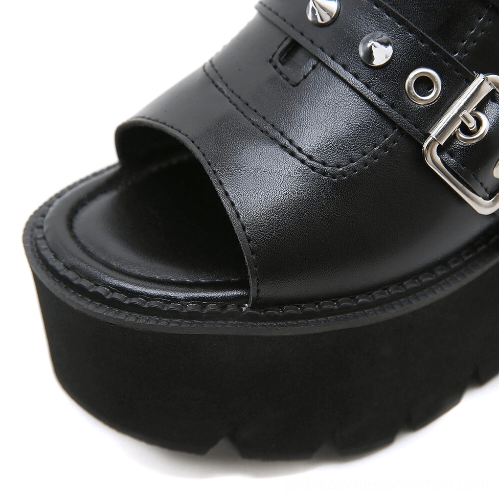 Gothic sandal front area close-up open toe padded insole stitched leather details
