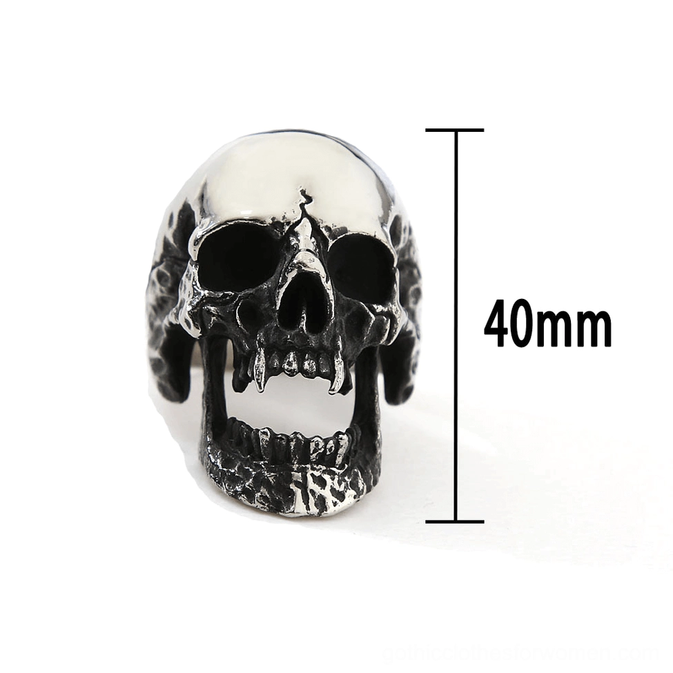 Neo-gothic vampire skull ring direct front view, 40mm width measurement, textured lower jaw and open jaw design