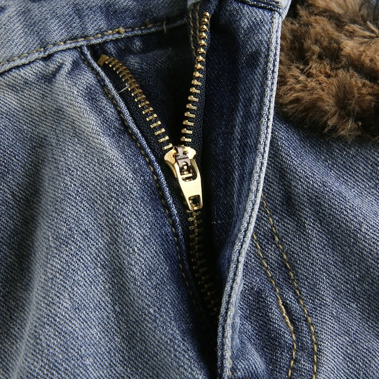 High-waist denim skirt close-up of fuzzy leopard print pocket trim decoration