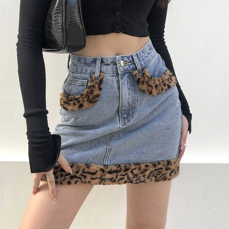 High-waisted denim mini skirt casual gothic style with fuzzy leopard trim