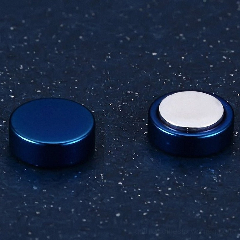 Magnetic stud earring texture and finish, high-polished stainless steel gothic style detail